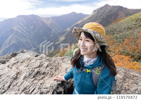 登山をする女性 登山をする女性 119570872