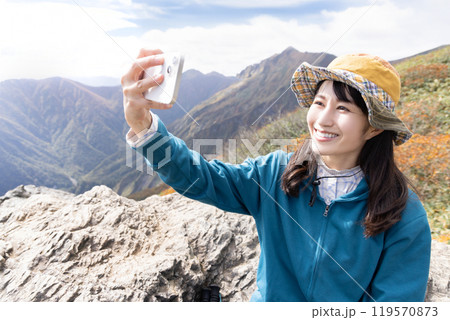 登山をする女性 119570873