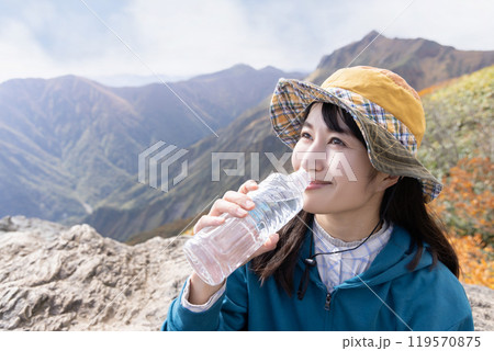 登山をする女性 登山をする女性 119570875
