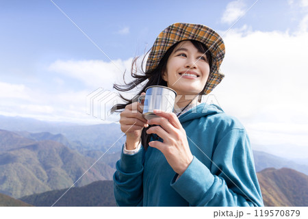 登山をする女性 119570879