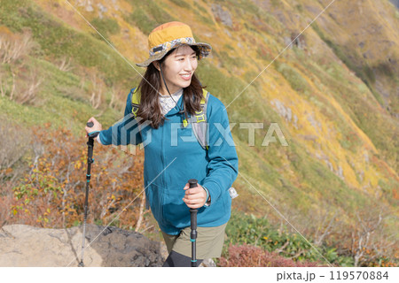登山をする女性 登山をする女性 119570884