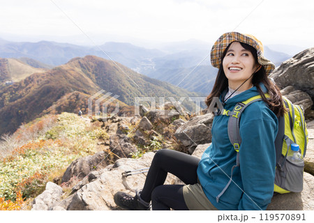 登山をする女性 登山をする女性 119570891