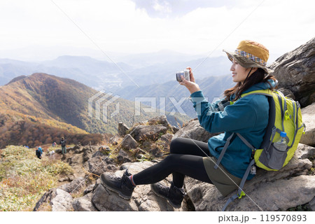 登山をする女性 登山をする女性 119570893