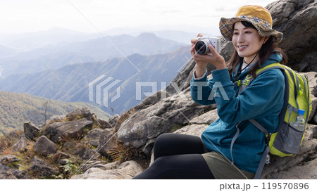 登山をする女性 登山をする女性 119570896