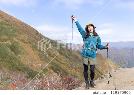 登山をする女性 119570900