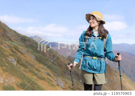 登山をする女性 119570903