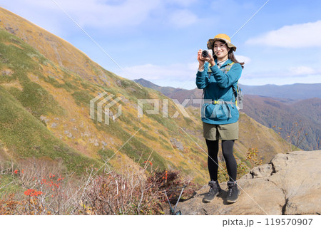 登山をする女性 登山をする女性 119570907