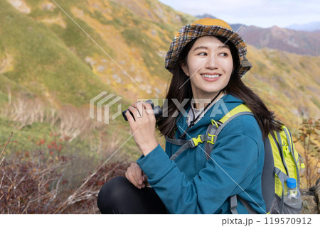 登山をする女性 登山をする女性 119570912