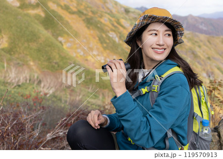 登山をする女性 119570913