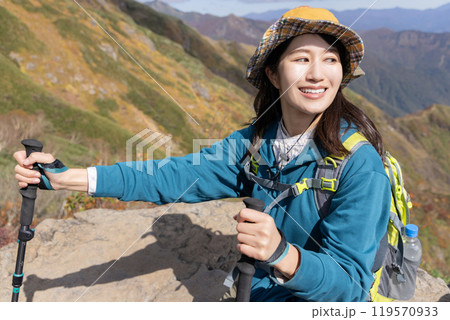 登山をする女性 119570933
