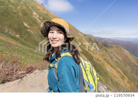 登山をする女性 119570934