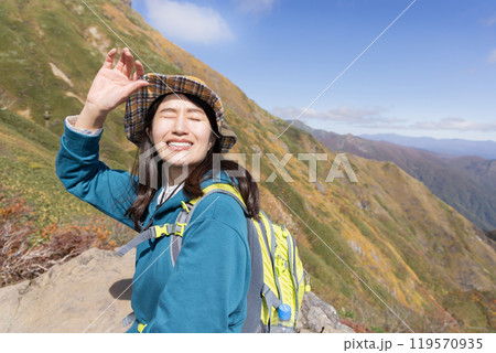 登山をする女性 登山をする女性 119570935