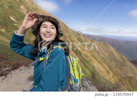登山をする女性 119570937