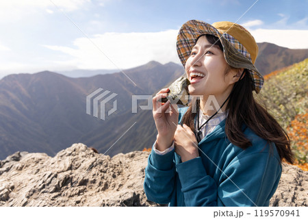 登山をする女性 登山をする女性 119570941