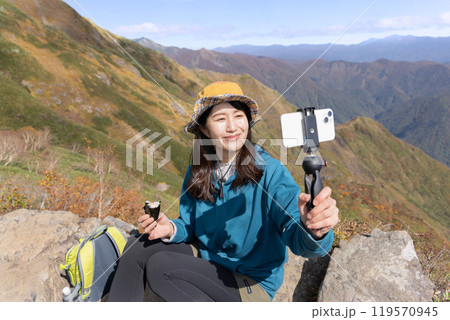 登山をする女性 119570945