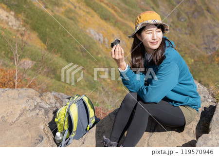 登山をする女性 119570946
