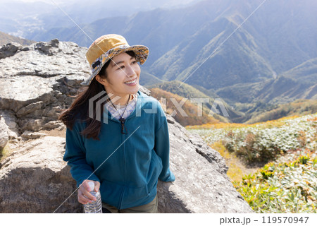 登山をする女性 119570947