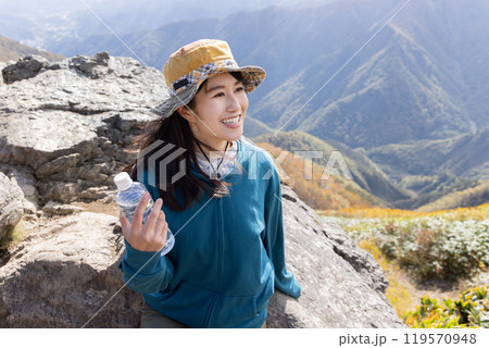 登山をする女性 119570948