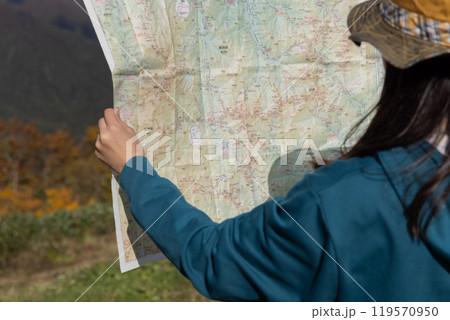 登山をする女性 119570950