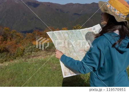 登山をする女性 119570951