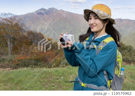 登山をする女性 登山をする女性 119570962