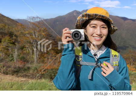 登山をする女性 119570964