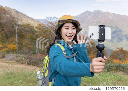 登山をする女性 登山をする女性 119570966