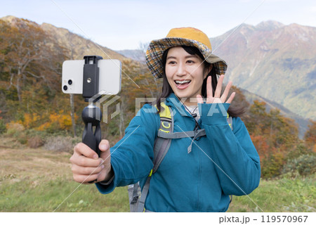 登山をする女性 登山をする女性 119570967