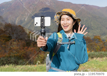 登山をする女性 登山をする女性 119570970