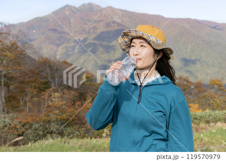 登山をする女性 119570979