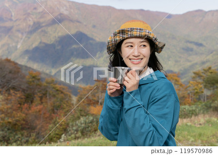 登山をする女性 登山をする女性 119570986