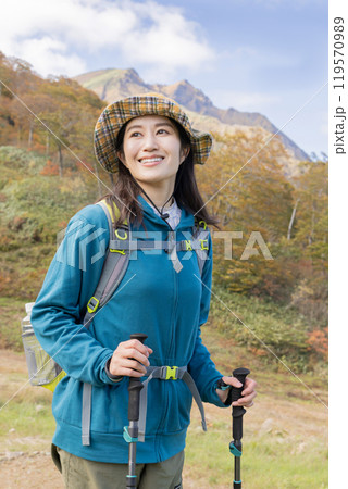 登山をする女性 119570989