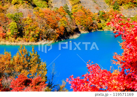 紅葉の奥四万湖とカヌー 119571169