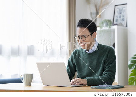 ノートパソコンで作業をする30代後半の男性 在宅ワーク イメージ ノートパソコンで作業をする30代後半の男性 在宅ワーク イメージ 119571308