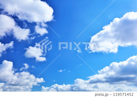 夏の青空と雲 119571452