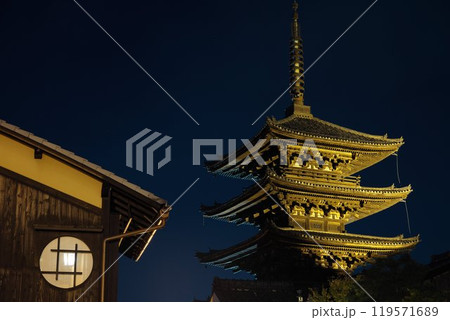 日本 京都東山区八坂周辺の夜景 日本 京都東山区八坂周辺の夜景 119571689