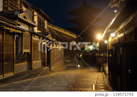 日本 京都東山区八坂周辺の夜景 日本 京都東山区八坂周辺の夜景 119571735