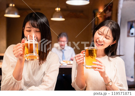 居酒屋で女子会をする二人の女性 居酒屋で女子会をする二人の女性 119571871