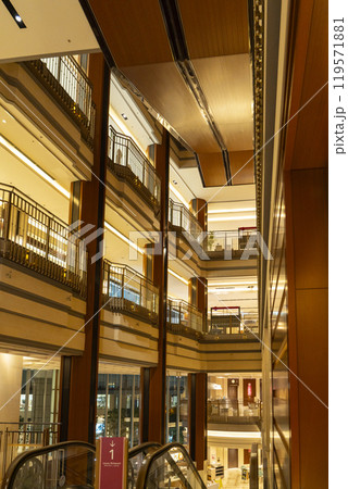 大阪梅田　ハービスENT　吹き抜け 119571881