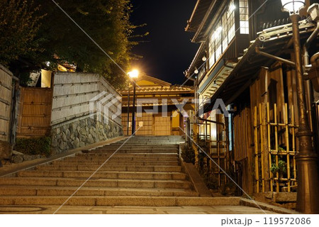 日本　京都東山区八坂周辺の夜景 119572086