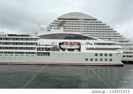 スタイリッシュなヨット型小型客船 ル・ソレアル 119572253