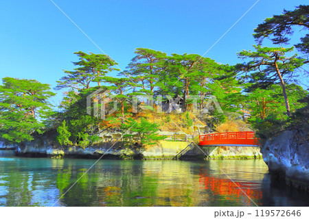 水面に島影を映し込む霊場松島・雄島 119572646