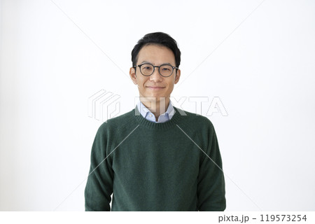 カメラ目線で微笑むアラフォーの男性 119573254