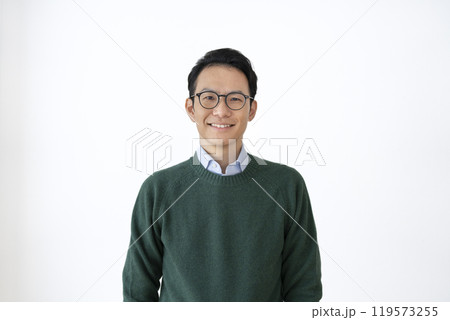 カメラ目線で笑顔のアラフォーの男性 カメラ目線で笑顔のアラフォーの男性 119573255