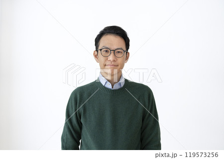 カメラ目線のアラフォーの男性 119573256