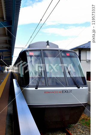 片瀬江ノ島駅ホーム小田急線ロマンスカー30000形EXEαの風景 119573337
