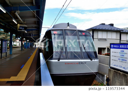片瀬江ノ島駅ホーム小田急線ロマンスカー30000形EXEαの風景 119573344