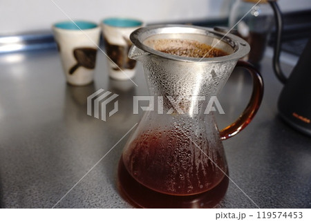 コーヒーサイフォンでコーヒーを淹れる コーヒーサイフォンでコーヒーを淹れる 119574453