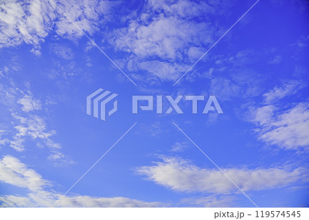秋の青空と白い雲 秋の青空と白い雲 119574545