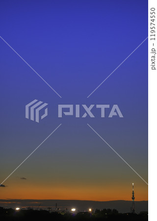 市川江戸川土手から見たスカイツリーと夕焼けとブルーモーメント 119574550